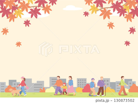 秋の街並みと人物 130873502