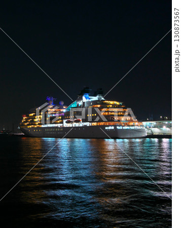 大さん橋に停泊する、夜の （2025年8月） 130873567