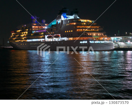 大さん橋に停泊する、夜の (2025年8月) 大さん橋に停泊する、夜の (2025年8月) 130873570