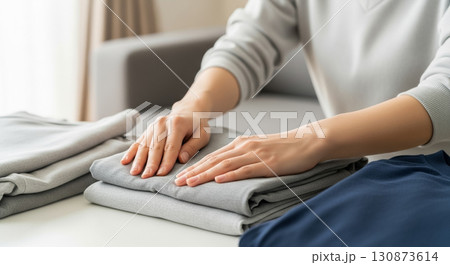 衣服をたたむ若い女性　遺品整理業者 130873614