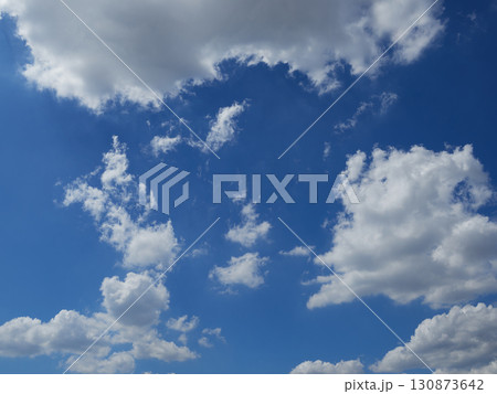 夏の綺麗な青空と白い雲の風景 夏の綺麗な青空と白い雲の風景 130873642