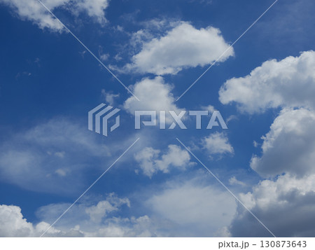 夏の綺麗な青空と白い雲の風景	 130873643