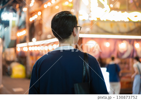 夜の飲み屋街を歩く男性の後姿 夜の飲み屋街を歩く男性の後姿 130873752