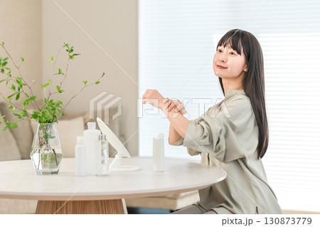 腕にボディーローション,ボディークリームを塗る若いアジア人女性 腕にボディーローション,ボディークリームを塗る若いアジア人女性 130873779