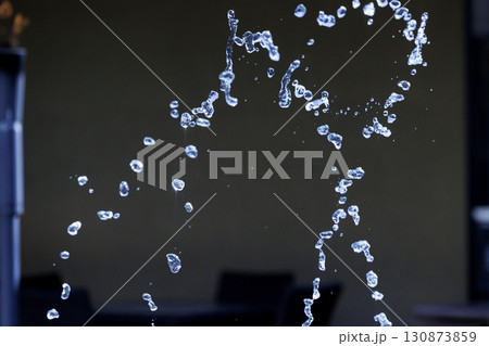 水しぶきが空中浮遊する瞬間のスローモーション画像 130873859