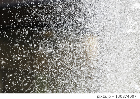 水しぶきが空中浮遊する瞬間のスローモーション画像 水しぶきが空中浮遊する瞬間のスローモーション画像 130874007