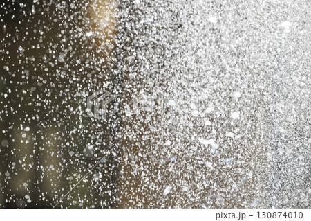 水しぶきが空中浮遊する瞬間のスローモーション画像 水しぶきが空中浮遊する瞬間のスローモーション画像 130874010