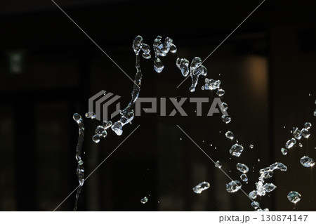 水しぶきが空中浮遊する瞬間のスローモーション画像 水しぶきが空中浮遊する瞬間のスローモーション画像 130874147