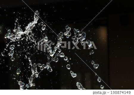 水しぶきが空中浮遊する瞬間のスローモーション画像 130874149