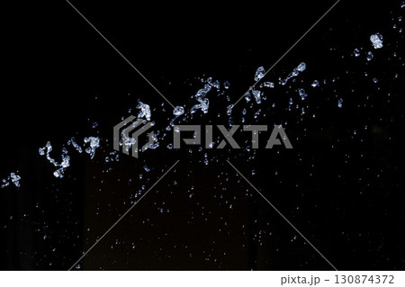 水しぶきが空中浮遊する瞬間のスローモーション画像 水しぶきが空中浮遊する瞬間のスローモーション画像 130874372