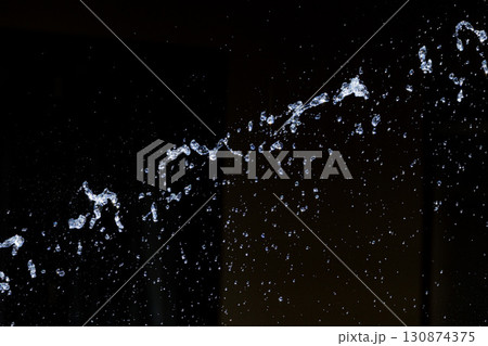 水しぶきが空中浮遊する瞬間のスローモーション画像 130874375