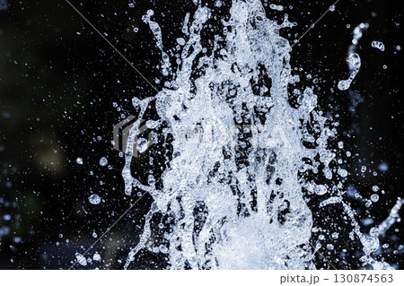 水しぶきが空中浮遊する瞬間のスローモーション画像 130874563