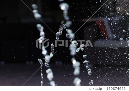 水しぶきが空中浮遊する瞬間のスローモーション画像 130874621