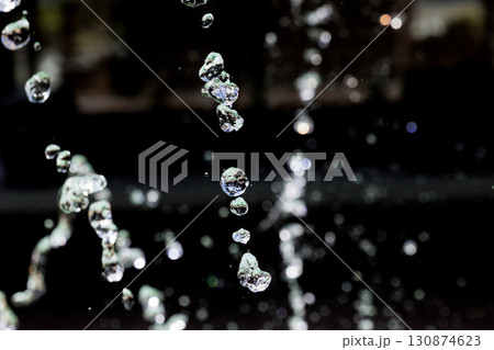 水しぶきが空中浮遊する瞬間のスローモーション画像 130874623