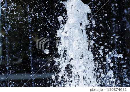 水しぶきが空中浮遊する瞬間のスローモーション画像 水しぶきが空中浮遊する瞬間のスローモーション画像 130874631