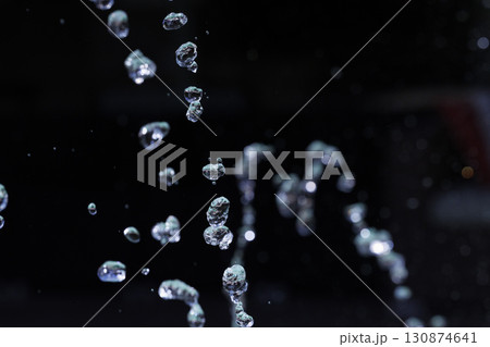 水しぶきが空中浮遊する瞬間のスローモーション画像 水しぶきが空中浮遊する瞬間のスローモーション画像 130874641