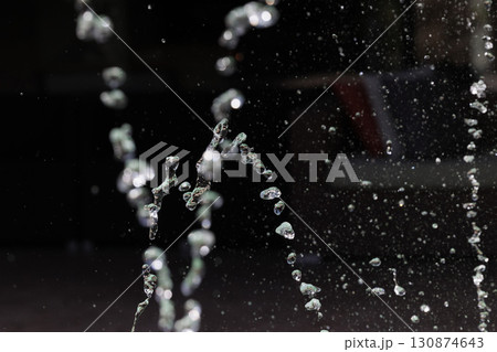 水しぶきが空中浮遊する瞬間のスローモーション画像 130874643