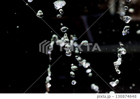 水しぶきが空中浮遊する瞬間のスローモーション画像 130874648
