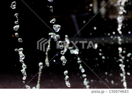 水しぶきが空中浮遊する瞬間のスローモーション画像 130874683