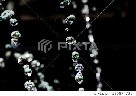 水しぶきが空中浮遊する瞬間のスローモーション画像 130874739