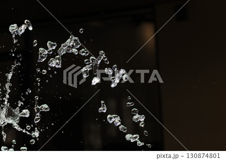 水しぶきが空中浮遊する瞬間のスローモーション画像 水しぶきが空中浮遊する瞬間のスローモーション画像 130874801
