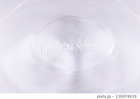 水面に落ちる水滴. 130874819