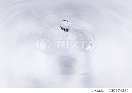 水面に落ちる水滴. 130874822