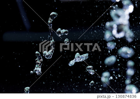 水しぶきが空中浮遊する瞬間のスローモーション画像 水しぶきが空中浮遊する瞬間のスローモーション画像 130874836