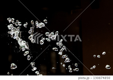 水しぶきが空中浮遊する瞬間のスローモーション画像 水しぶきが空中浮遊する瞬間のスローモーション画像 130874850