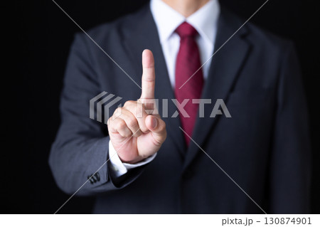 人差し指を立てるスーツを着たミドル男性ビジネスマン 130874901