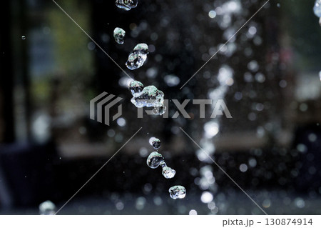 水しぶきが空中浮遊する瞬間のスローモーション画像 130874914