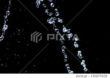 水しぶきが空中浮遊する瞬間のスローモーション画像 130875026