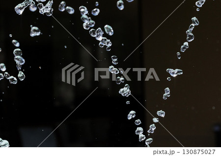 水しぶきが空中浮遊する瞬間のスローモーション画像 130875027