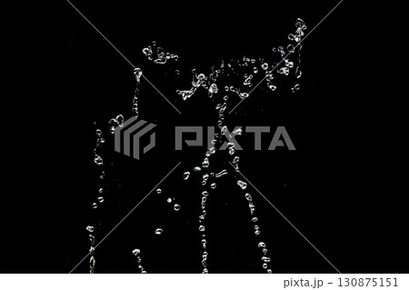 水しぶきが空中浮遊する瞬間のスローモーション画像 130875151