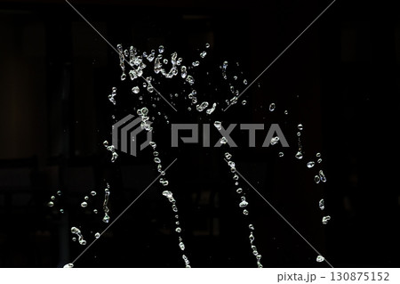 水しぶきが空中浮遊する瞬間のスローモーション画像 130875152
