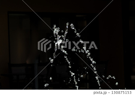 水しぶきが空中浮遊する瞬間のスローモーション画像 130875153