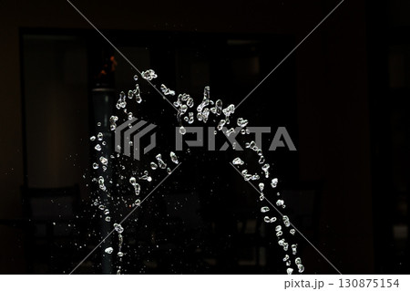 水しぶきが空中浮遊する瞬間のスローモーション画像 130875154