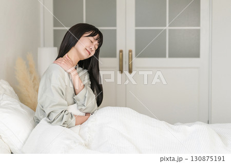 寝具,枕が合わず肩こりに悩む若い女性（寝違え,痛い,睡眠の質,寝具,合わない） 130875191