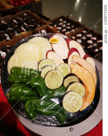 スーパーの野菜売り場のバーベキューの見本 スーパーの野菜売り場のバーベキューの見本 130875405