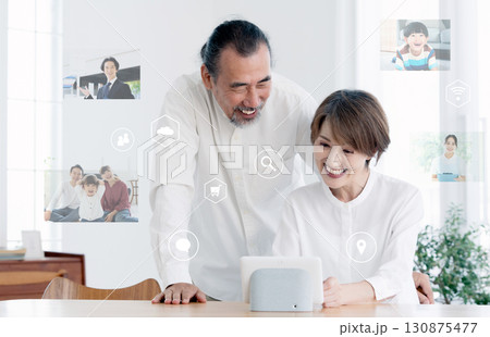 DXサービスを利用するシニア夫婦 130875477