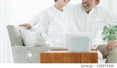 DXサービスを利用するシニア夫婦 130875480