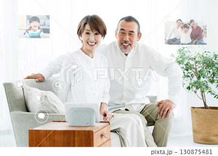 DXサービスを利用するシニア夫婦 DXサービスを利用するシニア夫婦 130875481