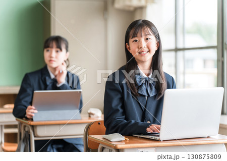 パソコンを使って勉強する制服姿の中学生・高校生の女子生徒 パソコンを使って勉強する制服姿の中学生・高校生の女子生徒 130875809