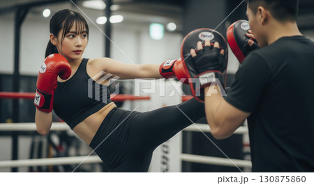 キックボクシングをする女性 130875860