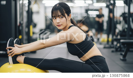 バランスボールに座る女性 130875868