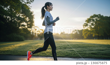 早朝　ランニングをする女性 130875875