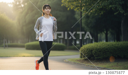 早朝　ランニングをする女性 130875877