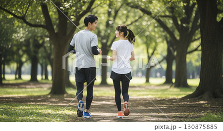 早朝　ランニングをする男女 130875885