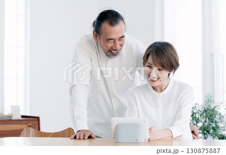 DXサービスを利用するシニア夫婦 DXサービスを利用するシニア夫婦 130875887