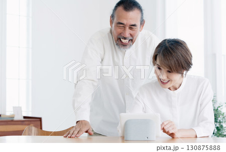 DXサービスを利用するシニア夫婦 130875888